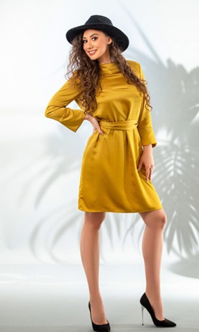 enlgish escort Diana in yellow coat